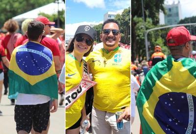 Apoiadores de Lula vestem camisa da seleção brasileira para posse