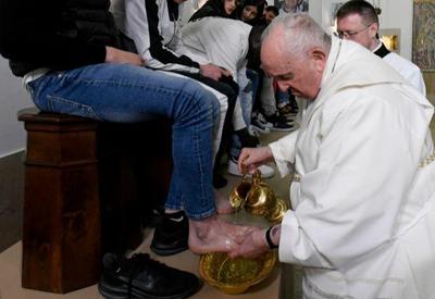 Papa lava os pés de 12 menores infratores no ritual da Quinta-Feira Santa