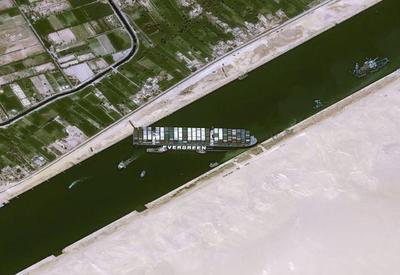 Navio gigante pode levar até semanas para ser desencalhado em Suez