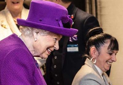 Adaptada aos novos tempos, rainha Elizabeth II participa de videochamada