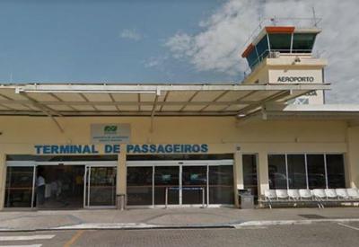 Avião de pequeno porte cai no Aeroporto de Jacarepaguá, no RJ