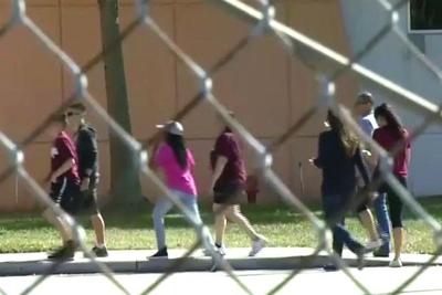 Alunos que sofreram com massacre na Flórida voltam à escola