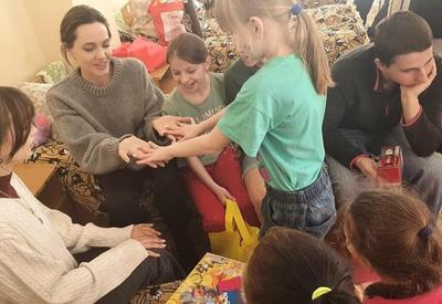 Angelina Jolie visita crianças evacuadas da Ucrânia