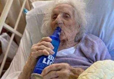 Aos 103 anos, vovó vence pandemia e comemora com cerveja