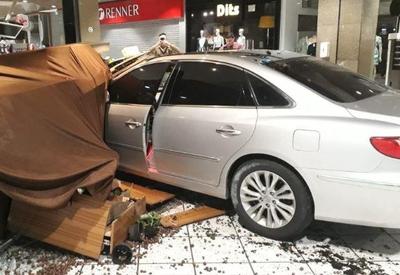 Motorista com sinais de embriaguez invade shopping com carro de luxo em SC