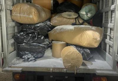 SP: Polícia apreende quase uma tonelada de cocaína escondida em caminhões