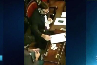 Assessores parlamentares trocam figurinhas em sessão da Alerj