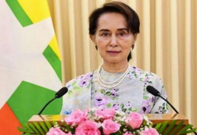 Líder deposta de Myanmar é retirada de centro de detenção secreto