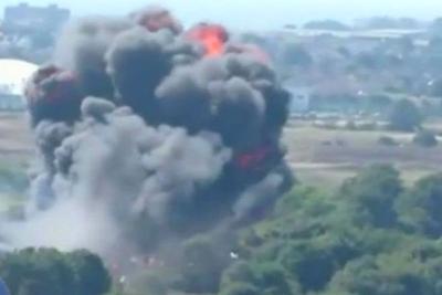 Avião cai e explode durante exibição da Força Aérea na Inglaterra