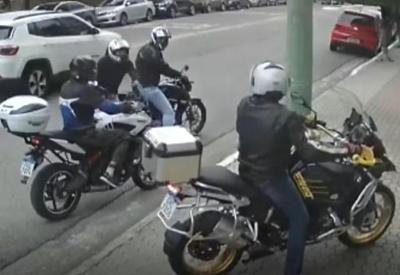 Câmeras flagram grupo de bandidos roubando moto em São Paulo