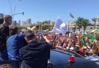Bolsonaro é recebido por multidão em Belém; veja vídeo