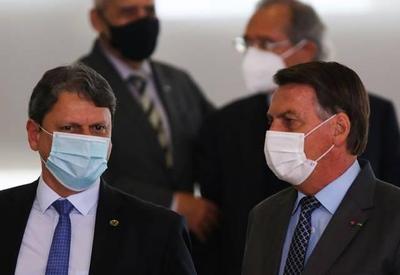 Bolsonaro e ministro Tarcísio se reúnem com caminhoneiros