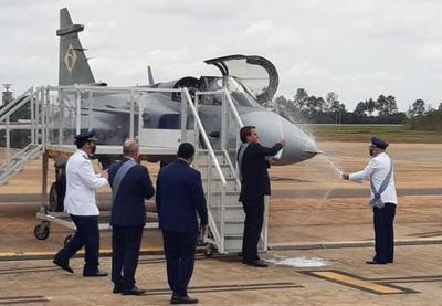 Bolsonaro apresenta 1º caça sueco Gripen no dia do Aviador