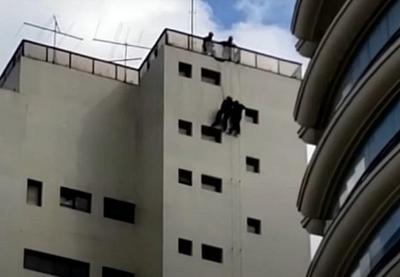 Homem fica pendurado no alto de prédio de 20 andares