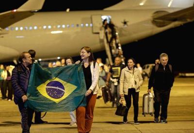 SBT News na TV: Governo negocia resgate de brasileiros na Faixa de Gaza; mais 214 voltam ao Brasil