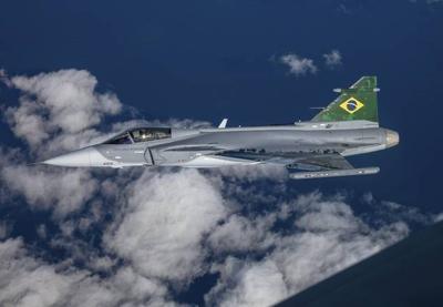 Caça Gripen faz 1º voo em território brasileiro; assista ao vídeo