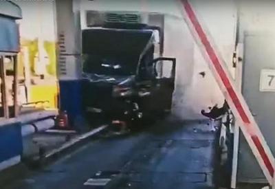 Vídeo: motorista é jogado para fora de caminhão em acidente