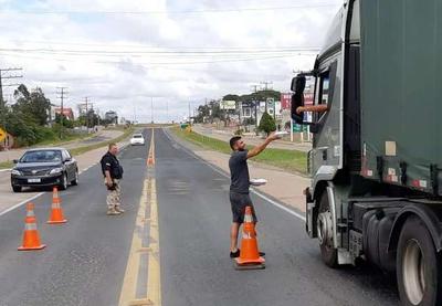 Caminhoneiros recebem doação de marmitas em rodovias de Santa Catarina