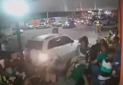 Motorista perde o controle e atropela clientes em bar na Bahia