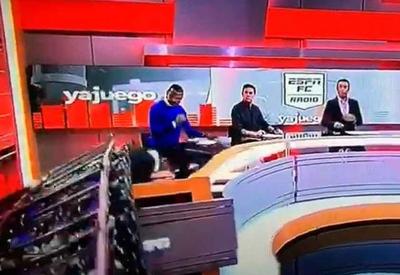 Vídeo: cenário despenca em cima de jornalista durante programa ao vivo