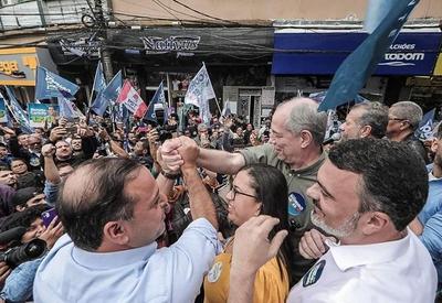 "Fingem que brigam, mas seguem mesmo modelo", diz Ciro sobre Lula e Bolsonaro