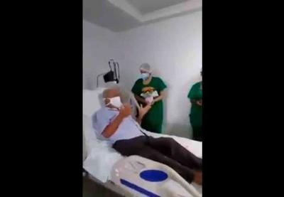 Com aplausos e música, idoso deixa hospital ao se recuperar de coronavírus