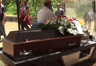 Corpos de vítimas de chacina são enterrados em SP