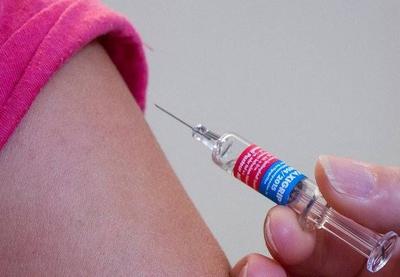 Covid-19: EUA pretendem iniciar vacinação no próximo mês