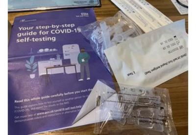 Governo britânico começa a distribuir hoje testes para o novo coronavírus