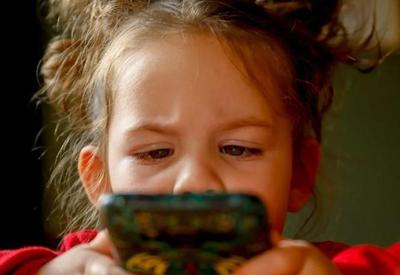 Número de crianças com acesso a aparelhos celulares cresce no Brasil