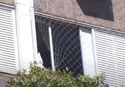 Criança morre ao cair de prédio após cortar tela de proteção da janela