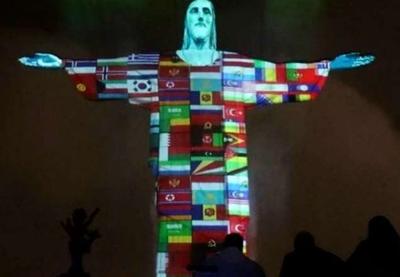 Cristo Redentor é iluminado com bandeiras de países com casos de Covid-19