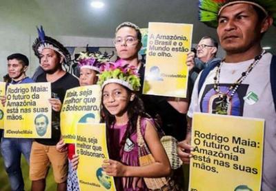 Deputados protestam contra projeto para exploração de terras indígenas