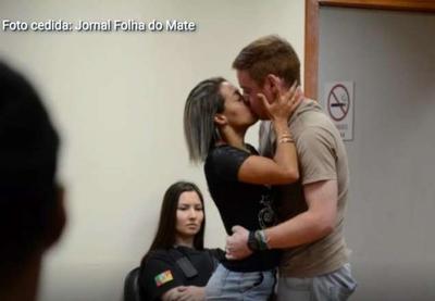 Durante julgamento, vítima beija réu que tentou matá-la com 5 tiros