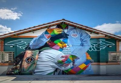 Eduardo Kobra faz grafite e revitaliza escola Raul Brasil, em Suzano