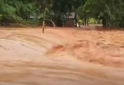 Vídeo: criança é resgatada depois de ficar ilhada em inundação