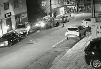 Vídeo: motorista bate em carros, tenta fugir e é contido por moradores