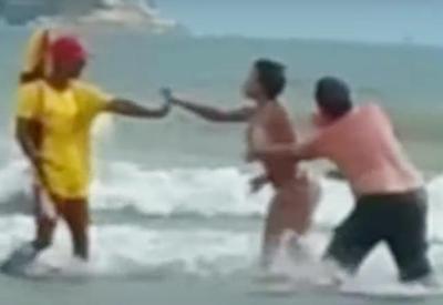Vídeo: mulher tenta agredir salva-vidas em Santos (SP)