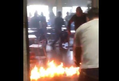 RJ: jovem ateia fogo em sala de aula e tenta impedir saída de alunos