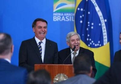 General Heleno diz que possível apreensão do celular de Bolsonaro terá "consequências imprevisíveis"