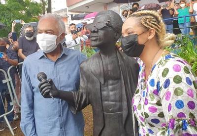 Gilberto Gil participa da inauguração de estátua em homenagem a Itamar Assumpção