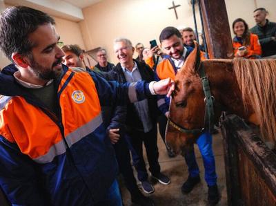 Governador Eduardo Leite conhece cavalo Caramelo em hospital veterinário