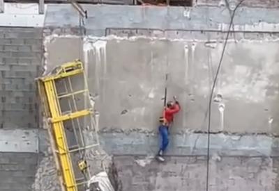 Vídeo: trabalhador fica pendurado em altura de mais de 20 metros em SC