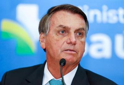 Bolsonaro passou por UTI e chegou a ser intubado, diz Flavio