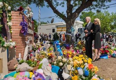 Biden visita parentes das vítimas do massacre em escola