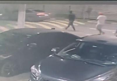 VÍDEO: Jogador de futebol é atropelado depois de briga em lanchonete em SP