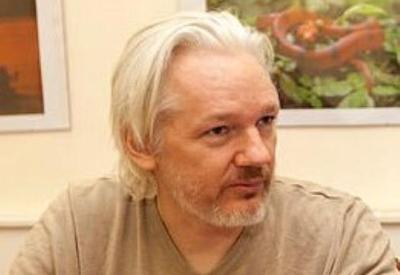 Julian Assange consegue evitar deportação imediata para os EUA