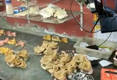 Laboratório que revendia próteses dentárias compradas de cemitérios é interditado no Rio