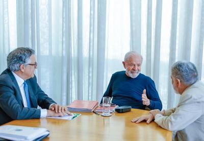 Após queda, Lula publica foto em reunião com Alexandre Padilha e Celso Amorim