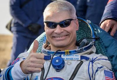 Astronauta dos EUA e cosmonautas russos pousam no Cazaquistão